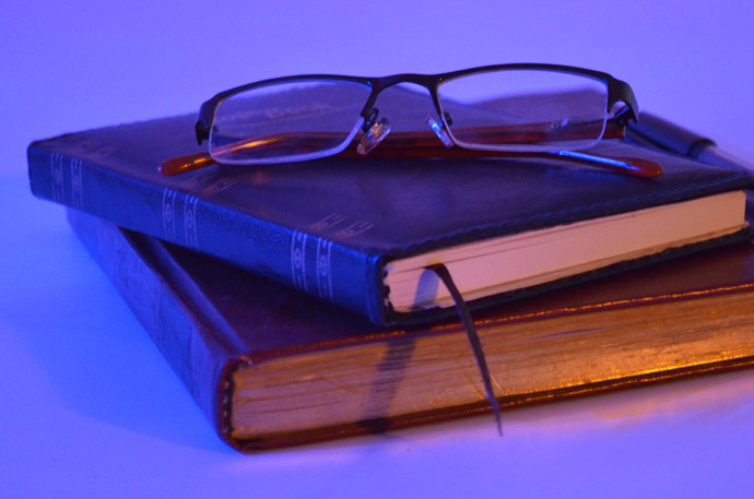 網站開發團隊如何編寫網站制作方案？ books_reading_glass_free_photo-690x457